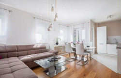 /c_images/thumb_3633509_2_property_image_1zqjhwxxcc_20240318020705.jpg