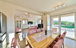 /c_images/thumb_3633551_1_property_image_1fpqya73sg_20240319051148.jpg