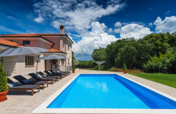 /c_images/thumb_3671649_1_1652877511_villa-rovinjsko-selo-aussenaufnahme-1.jpg