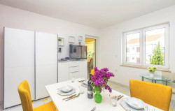/c_images/thumb_3681657_2__apartman_na_izvrsnoj_lokaciji_blizu_centra_i_mora_proda.jpg