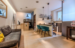 /c_images/thumb_3681679_3_property_image_1oeprowioy_20251020030523.jpg