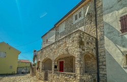 /c_images/thumb_3691536_2_1762181744_brtonigla-area-stone-house-with-large-yard.jpg