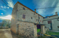 /c_images/thumb_3712974_3_1764686503_brtonigla-area-stone-house-for-renovation.jpg