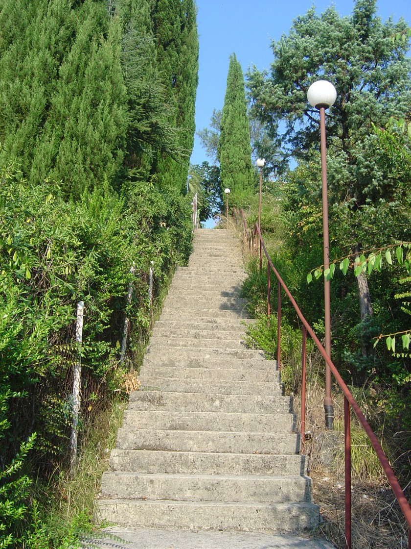 Prodajem Kuću, Srbina Prodajem Kuću, Srbina