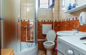 thumb_1741153_orange-bathroom.jpg