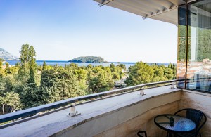 thumb_2956543_balcony.jpg