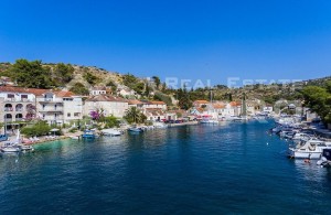 thumb_3012238__garage_right_above_the_sea_in_a_charming_bay_for_sale_2.jpg