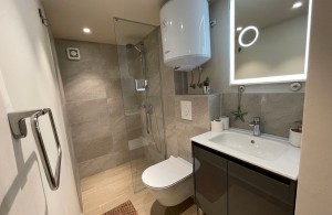 thumb_3079570_bathroom.jpg