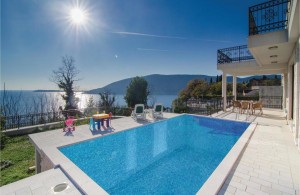 thumb_3090233_villa_for_sale_in_montenegro_with_a_swimming_pool.jpg
