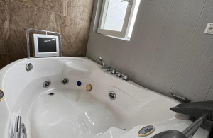 thumb_3218131_jacuzzi.jpg