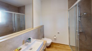 thumb_3345318_3b101-bathroom1.jpg