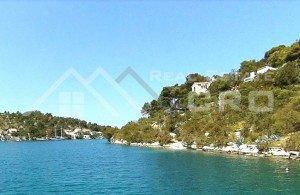 thumb_3383427__row_to_the_sea_in_a_quiet_bay_on_the_island_of_brac_for.jpg