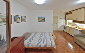 thumb_3388736_01-room-03.jpg