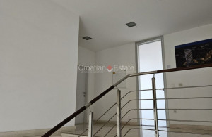 thumb_3405970_-grad-business-premises-air-conditioner-lift-sale-1-104-.jpg