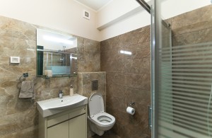 thumb_3423592_-bathroom-1.jpg