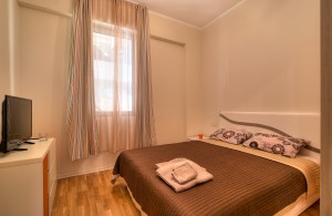 thumb_3424486_main-bedroom.jpg