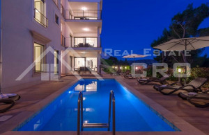 thumb_3481664_h_a_shared_pool_in_an_attractive_location_near_the_--13-.jpg
