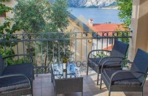 thumb_3492298_blue-and-gold-real-estate-listing-instagram-post.zip---1.jpg