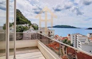 thumb_3493586_blue-and-gold-real-estate-listing-instagram-post.zip---1.jpg