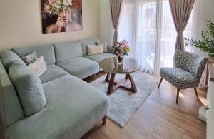 thumb_3507896_blue-and-gold-real-estate-listing-instagram-post.zip---1.jpg
