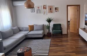 thumb_3510177_blue-and-gold-real-estate-listing-instagram-post.zip---1.jpg