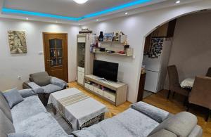 thumb_3518834_blue-and-gold-real-estate-listing-instagram-post.zip---1.jpg
