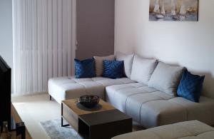 thumb_3520679_blue-and-gold-real-estate-listing-instagram-post.zip---1.jpg