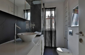 thumb_3523432_omladinskabathroom.jpg