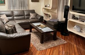thumb_3526896_blue-and-gold-real-estate-listing-instagram-post.zip---1.jpg