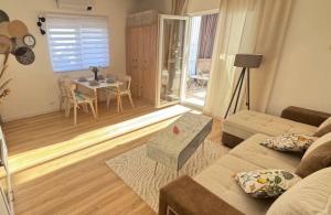 thumb_3527578_blue-and-gold-real-estate-listing-instagram-post.zip---1.jpg