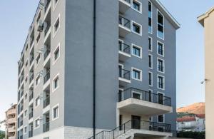 thumb_3527620_blue-and-gold-real-estate-listing-instagram-post.zip---1.jpg