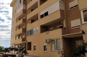 thumb_3529666_blue-and-gold-real-estate-listing-instagram-post.zip---1.jpg