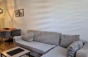 thumb_3530541_blue-and-gold-real-estate-listing-instagram-post.zip---1.jpg