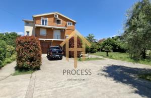 thumb_3566013_blue-and-gold-real-estate-listing-instagram-post.zip---1.jpg