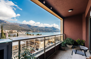 thumb_3570312_a-balcony-01.jpg