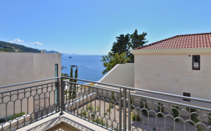 thumb_3572977_2446-10-balcony-01.jpg