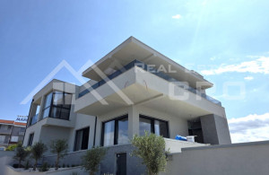 thumb_3604499_s_villa_boasting_panoramic_views_in_a_peaceful_setting_6.jpg