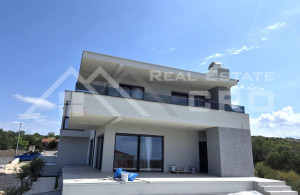 thumb_3604499_s_villa_boasting_panoramic_views_in_a_peaceful_setting_7.jpg