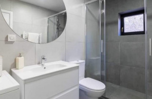 thumb_3617954_main-bathroom.jpg
