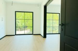 thumb_3628549_2.bedroom.jpg
