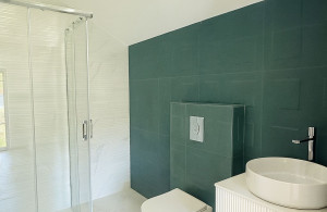 thumb_3628555_9.bathroom.jpg