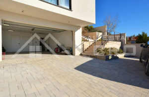 thumb_3642252_l_setting_boasting_panoramic_views_split_area_for_sale_4.jpg