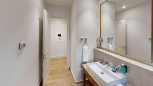thumb_3647822_3b412-bathroom.jpg